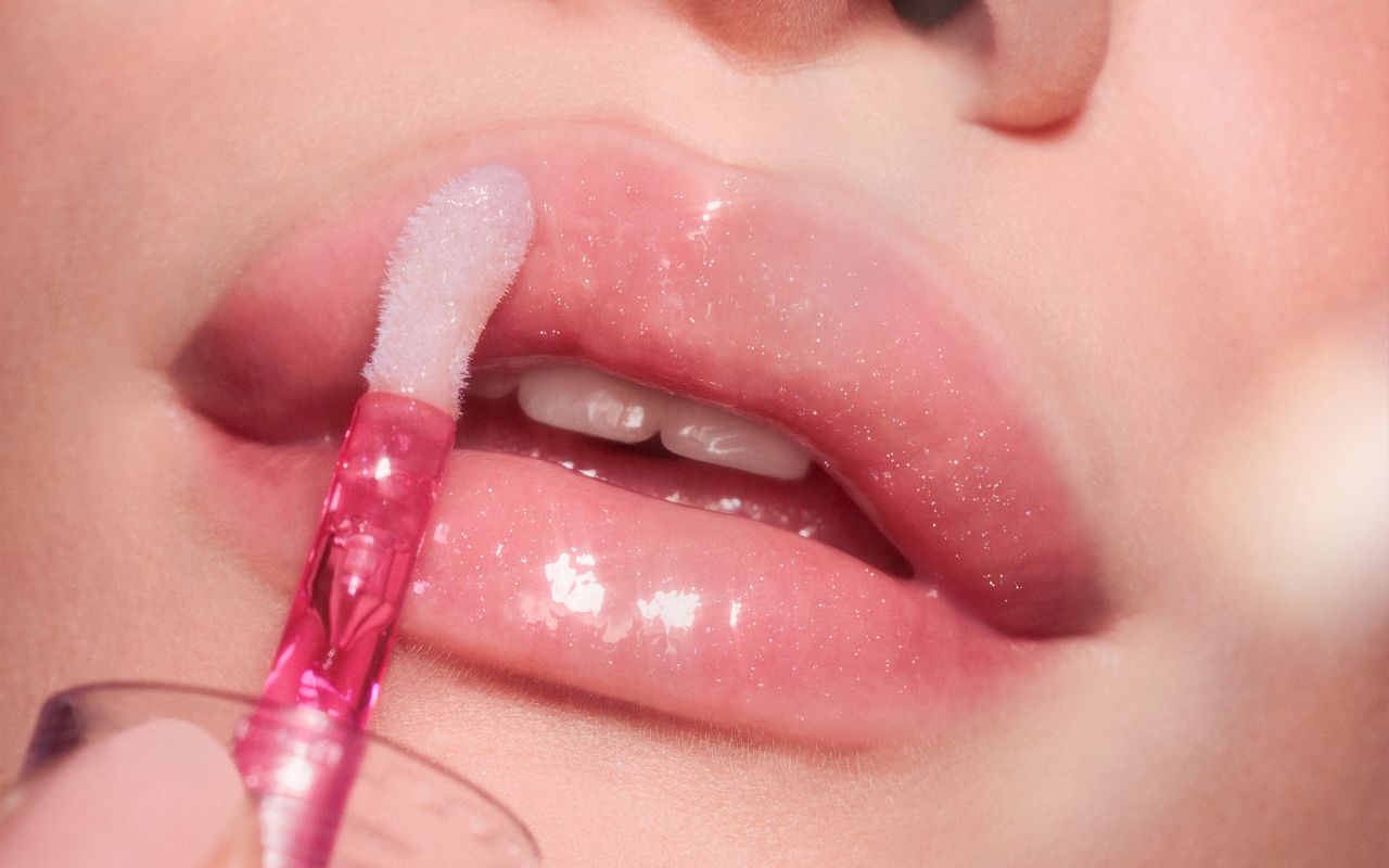 Labbra idratate e multi-uso: balm + lip oil ibridi in voga nel 2025 - Italian Beauty Community - Il beauty come non l