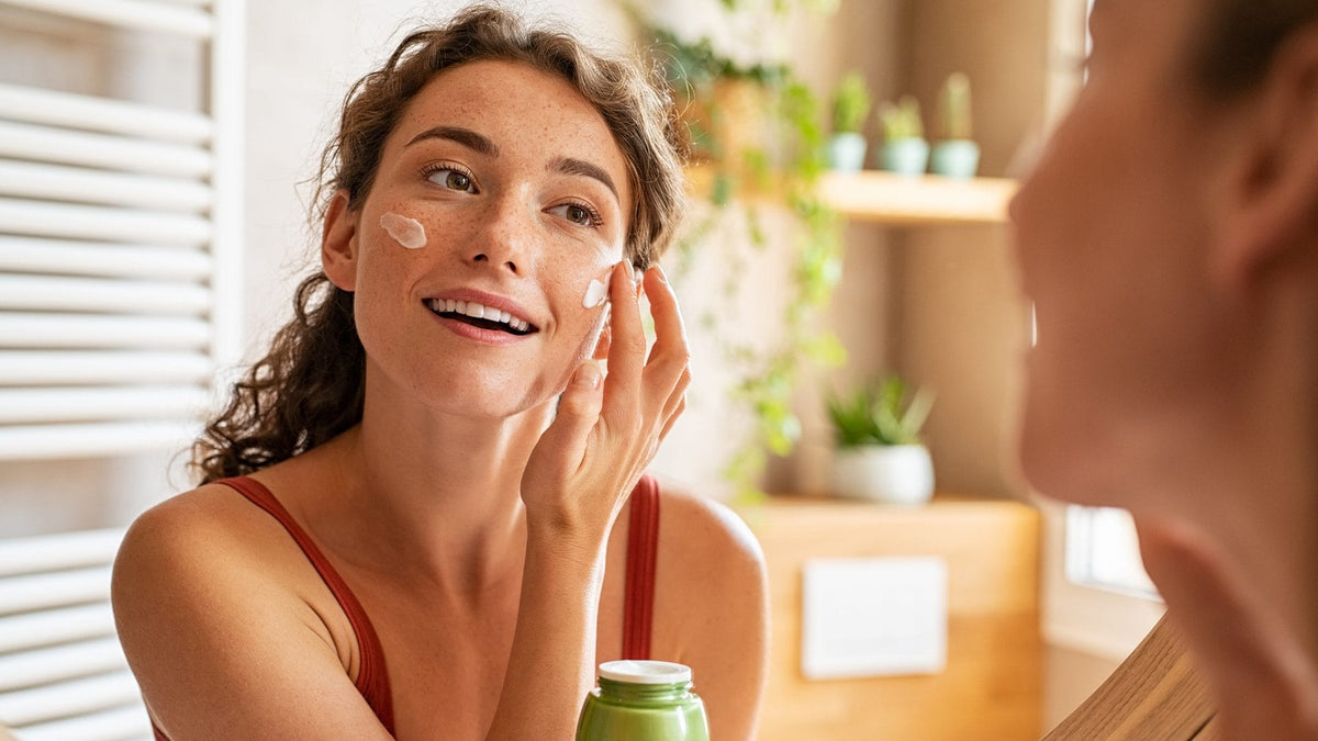 Retinolo, collagene e acido ialuronico per la skincare: a che servono e come si usano