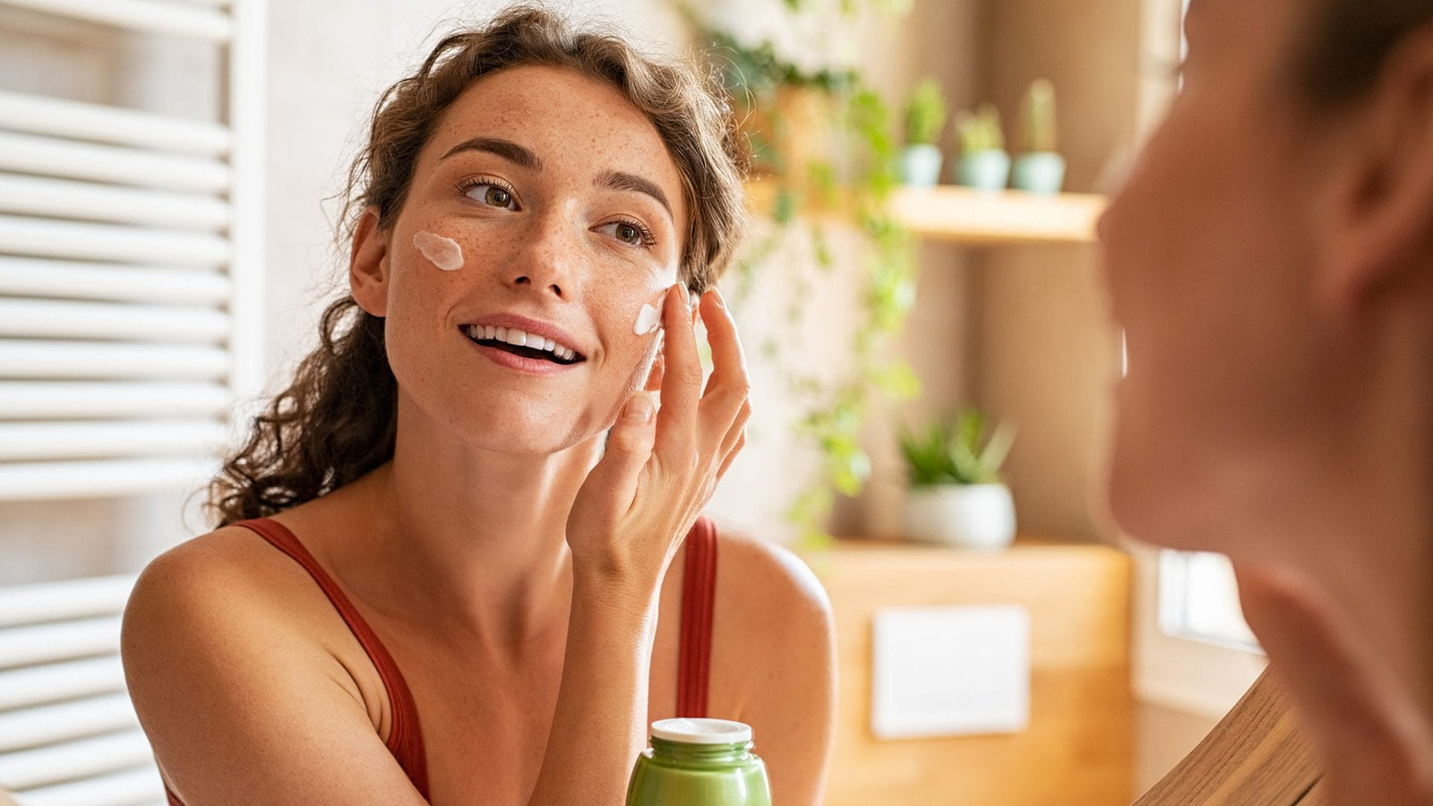 Retinolo, collagene e acido ialuronico per la skincare: a che servono e come si usano